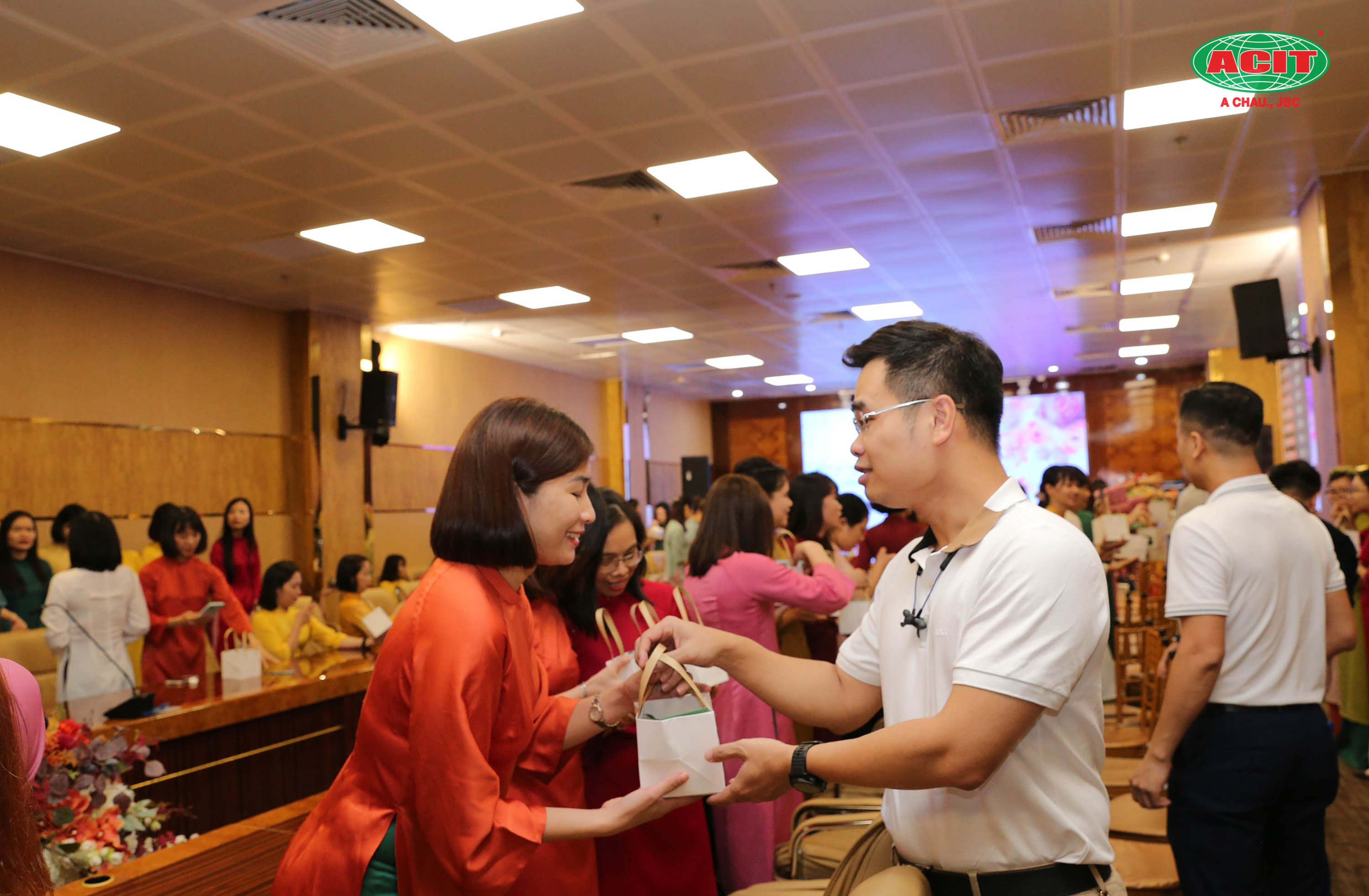 Acit tưng bừng chúc mừng ngày phụ nữ việt nam 20/10