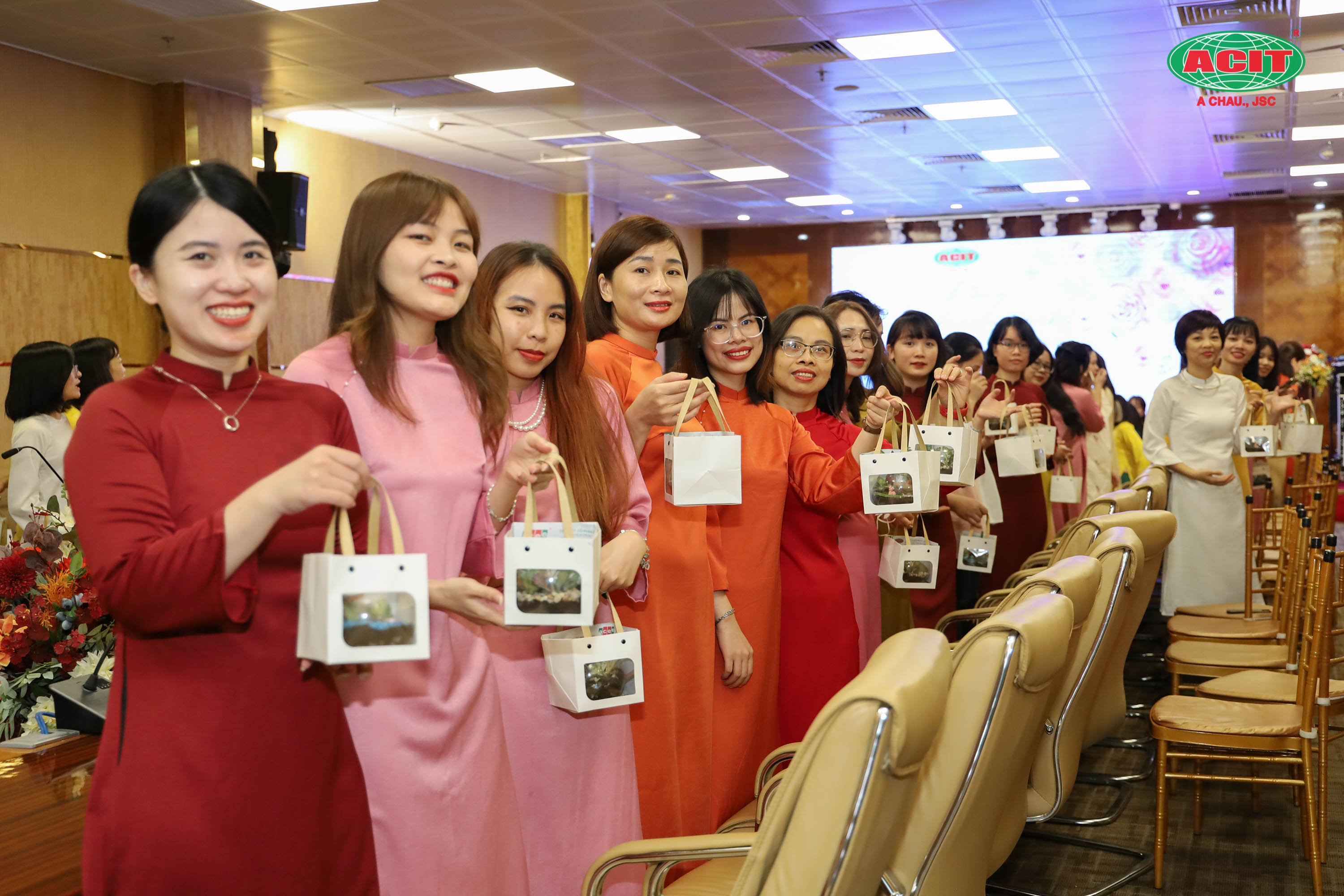 Acit tưng bừng chúc mừng ngày phụ nữ việt nam 20/10